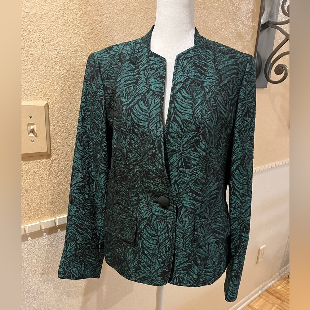 Kasper jacquard / brocade blazer/ jacket, leaf print. Fully lined, fitted. 6